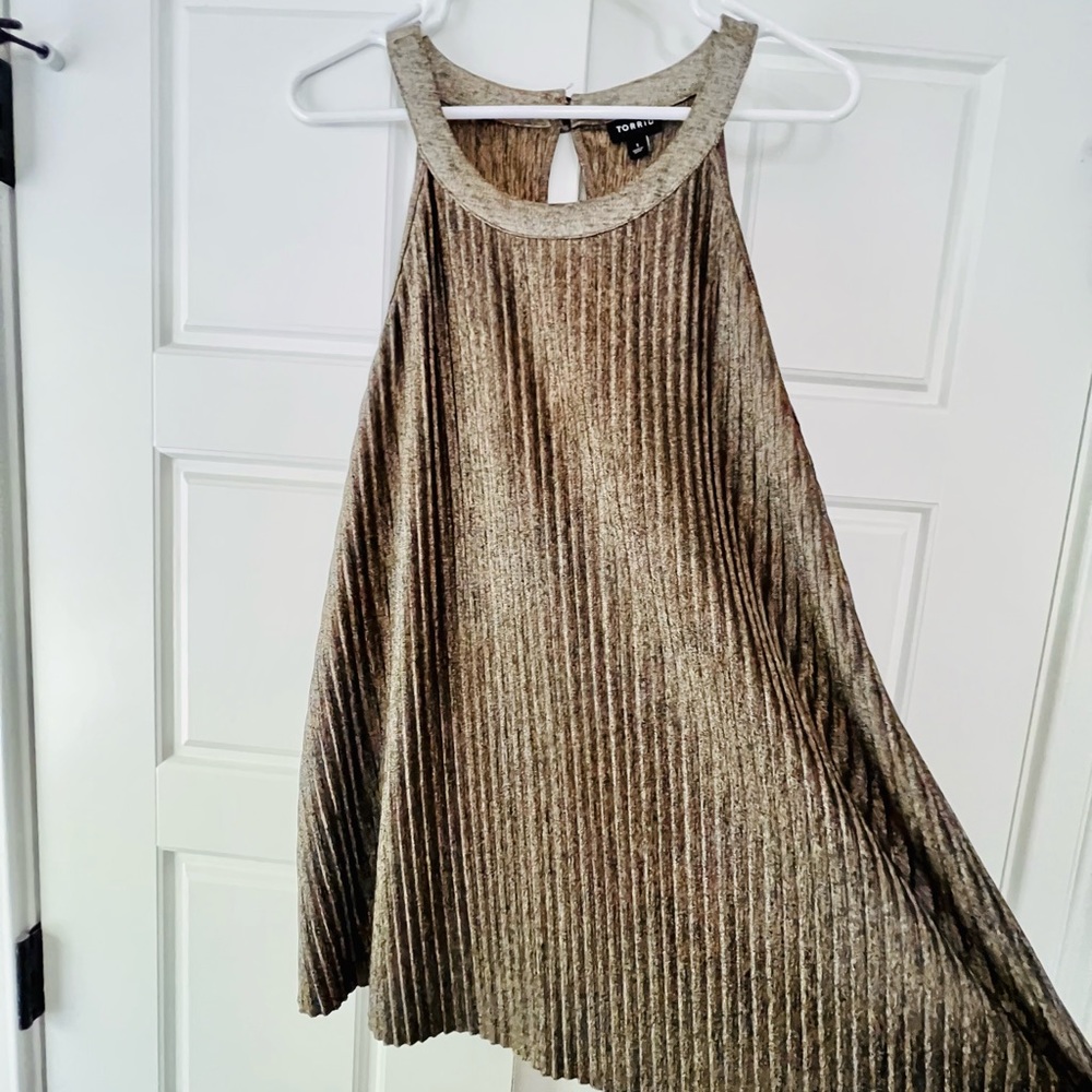 Pewter tank. Torrid size 1. Stretchy and flowy. Just enough shimmer =)
